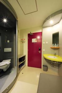 库塔POP!库塔海滨酒店的一间带红色门和水槽的浴室