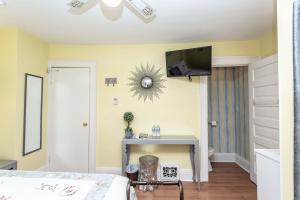 尼亚加拉瀑布Ambiance By The Falls B&B的卧室配有一张床,墙上配有电视。