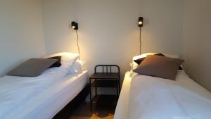 博尔加内斯Gíslaholt的两张睡床彼此相邻,位于一个房间里