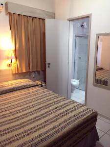 福塔莱萨Ideal Praia Hotel的一间酒店客房 - 带一张床和一间浴室
