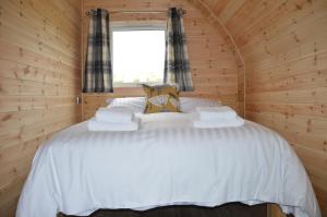 波特里Glenview Lodge的小木屋内一间卧室配有一张白色的床