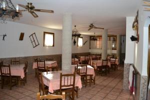 阿尔巴拉辛罗斯派洛斯欧酒店的一间在房间内配有桌椅的餐厅