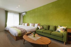 北九州GRAND BASE Mojiko的酒店客房,配有床和沙发