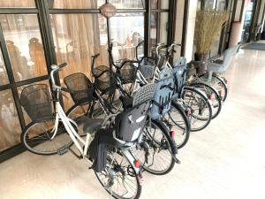 斗六市致丽伯爵酒店的停在大楼内的一排自行车