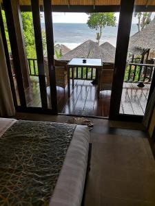 Haad Chao PhaoBeyond The Blue Horizon Boutique Bungalows的海景客房 - 带一张床
