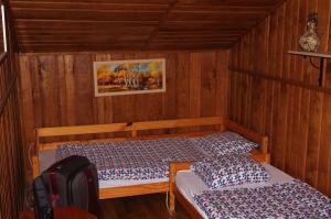 包姚托尔吉法库克公寓的木房内设有两张床的房间