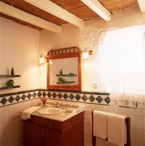 阿尔塔Agroturismo Na Set Centes - Adults Only的一间带水槽和镜子的浴室