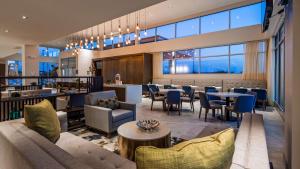 奥斯汀Best Western Plus Executive Residency Austin - Round Rock的酒店大堂设有酒吧和餐厅