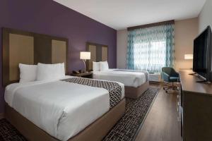 威奇托威奇托机场旅馆的酒店客房设有两张床和电视。