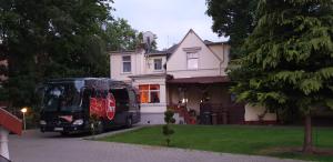 马格德堡勋章酒店的停在房子前面的一辆黑色货车