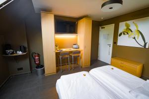 根特Su'ro Bed and Breakfast的酒店客房带两张床和厨房