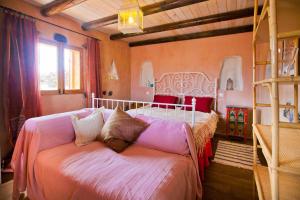 查德尔帕罗奥哈巴拉度假屋的一间卧室配有一张床和一张双层床。