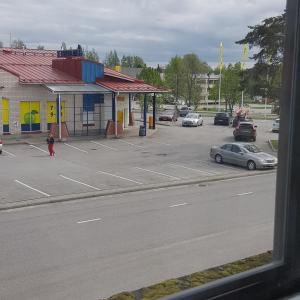 HeinävesiSuojalantie 4的从公共汽车窗户可欣赏到停车场的景色