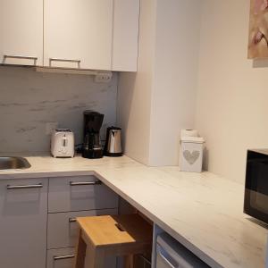 HeinävesiSuojalantie 4的厨房配有白色橱柜和台面