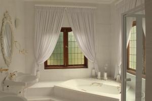 比勒陀利亚Morgenzon Estate的白色的浴室设有浴缸和水槽。