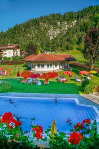 埃普芬多夫Berghof-Chalet的一个带游泳池和房子的度假胜地