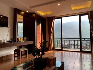 萨帕Sapa Meriton Boutique Hotel的客厅设有美景大窗户