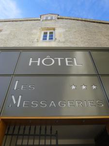 桑特Cit'Hotel des Messageries的大楼上酒店信使的标志