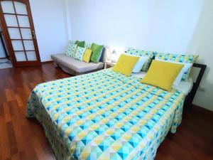 沃罗涅什flat-all 246 Morskoy однокомнатная квартира до 6 мест с подземным паркингом рядом с ТРЦ Галерея Чижова в ЖК Атлант的一间卧室配有一张带黄色枕头的大床