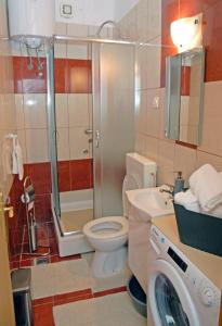 科米扎Apartment Tina的一间带卫生间、淋浴和洗衣机的浴室