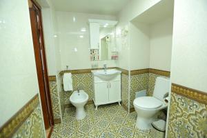 希瓦Muso To'ra Hotel- boutique的浴室设有卫生间、水槽和卫生间。