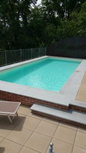 蒙多维Villa Durando的砖墙旁带长凳的游泳池