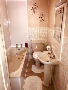 格洛斯特Spalite Hotel的带浴缸、卫生间和盥洗盆的浴室