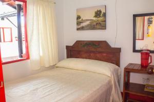 贾丁Hotel La Casona的一间卧室设有两张床和窗户。