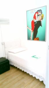 TroiaAlloggio Cattedrale的卧室配有一张挂在墙上的床铺