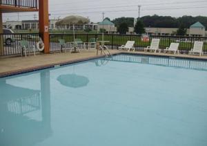 杰克逊旅馆与套房伊克诺旅店 - 杰克逊的一个带桌椅的大型游泳池