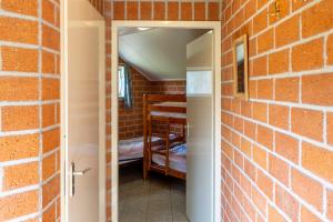 温特斯韦克科罗赛伯苓克度假屋的砖墙客房,设有通往卧室的门