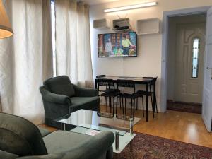 哥本哈根阿尔宏外公寓的客厅配有沙发和桌椅