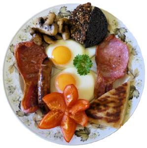 皮特洛赫里Buttonboss Lodge B&B的包括鸡蛋培根和蘑菇的早餐食品