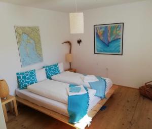 内里吉恩Ca' Flora的客厅配有带蓝色枕头的沙发