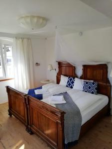 内里吉恩Ca' Flora的一间卧室配有一张带蓝白色枕头的大床