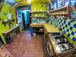 萨兰托Hostal La Casa De Lili的厨房设有黄色和蓝色瓷砖和炉灶。