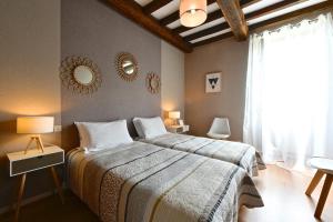 莫南Maison Canterou的一间卧室设有一张大床和一个窗户。