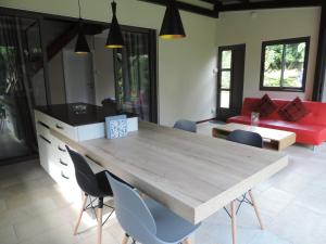 庞普勒穆斯Luxury Cosy Guesthouse的一间带木桌和椅子的用餐室