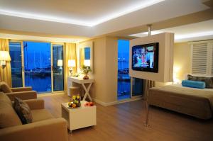 费特希耶阿兰斯塔帆船酒店的带沙发和平面电视的客厅