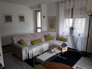 阿科La Casa nel Verde的客厅配有沙发和桌子