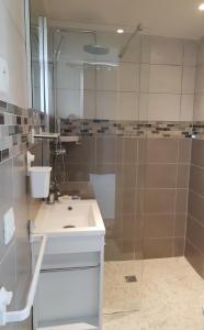 马赛Studio d'environ 20m2, piscine, vue mer, pour 2 personnes的带淋浴、盥洗盆和镜子的浴室