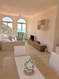 斯卡拉Sky House Amalfi Coast的带沙发和电视的客厅