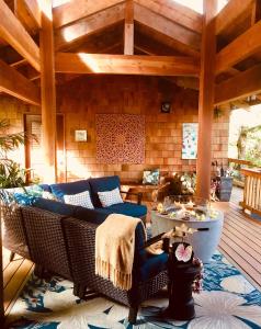 沃尔卡诺火山口别墅的客厅配有沙发和桌子