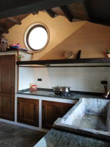 塞代拉Casa rural con piscina, Cedeira, San Román的厨房设有水槽和窗户。
