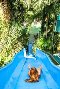 福尔图纳巴尔迪温泉酒店及Spa水疗中心的小女孩滑下蓝色滑梯