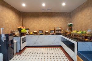 清迈Anumat Premium Budget Hotel的厨房配有大理石台面和桌子