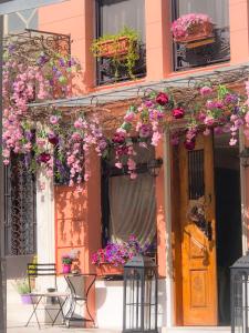 雅典美家园酒店的前面有鲜花的房子
