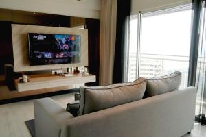 Seaview 2bed 2bath 19Fl at Veranda Residence Pattaya的电视和/或娱乐中心