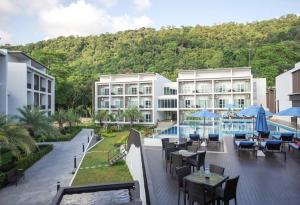 象岛Koh Chang Paradise Hill的一个带游泳池和桌椅的度假酒店