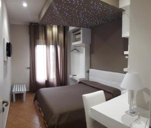 蒙雷亚莱罗卡迪蒙雷亚莱酒店的一间卧室配有一张星空天花板的床